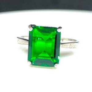 925/18kw Gold Lab Created Emerald Ring